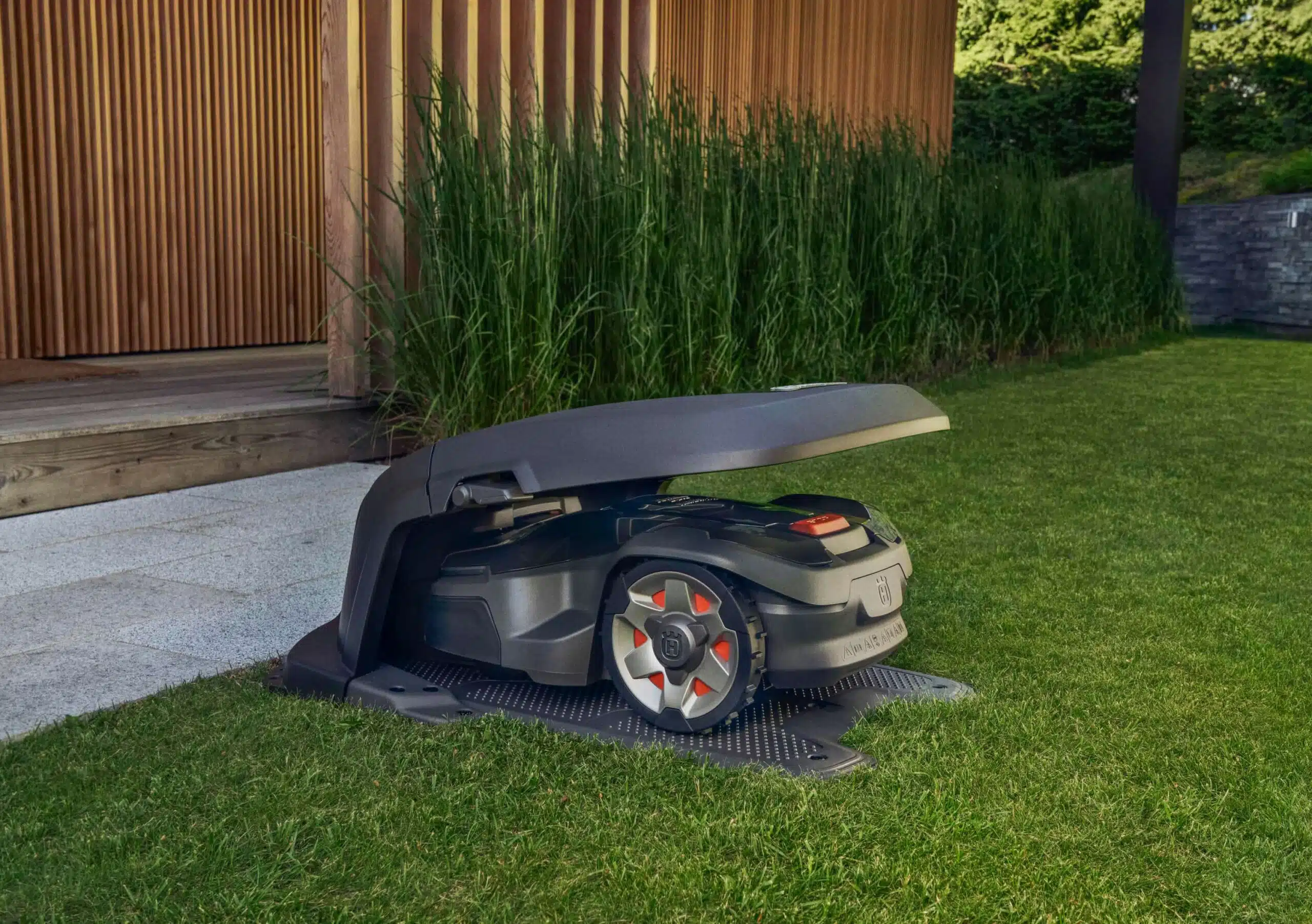 Estación de carga de Automower® con luz intermitente por error de señal de lazo