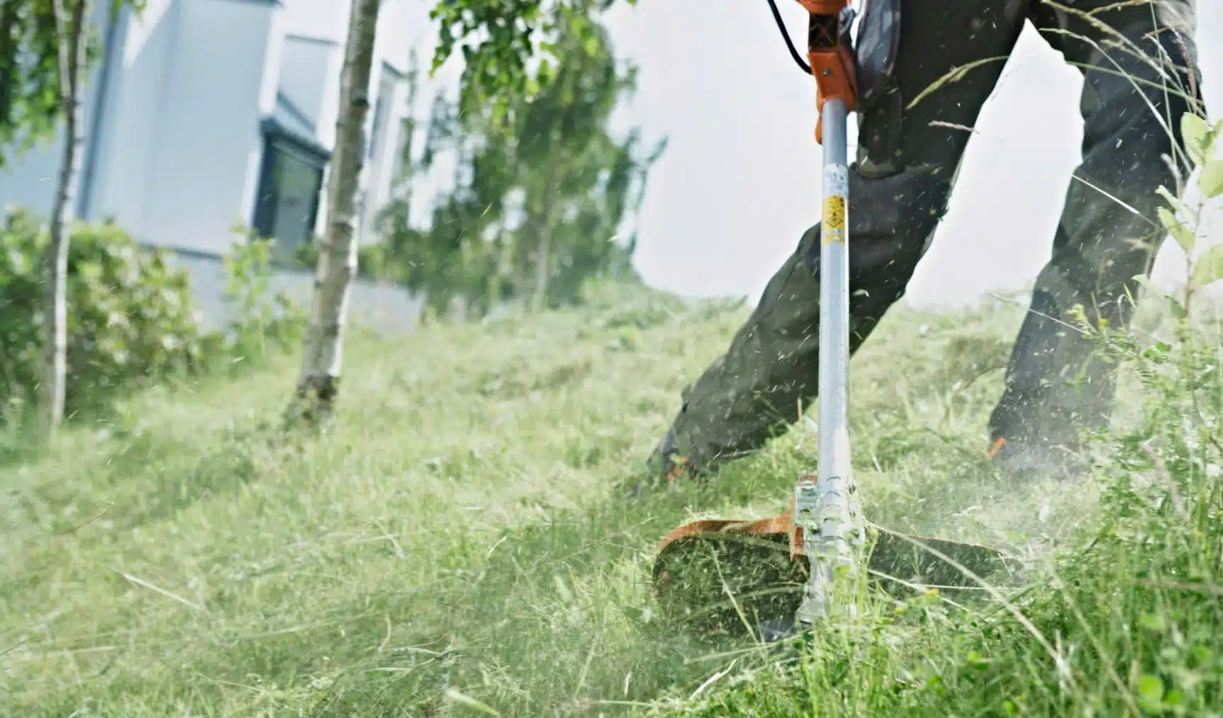 Cabezal de corte de una desbrozadora Husqvarna cortando hierba densa