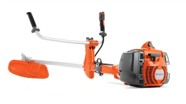 Desbrozadora Husqvarna 555FRM sobre fondo blanco