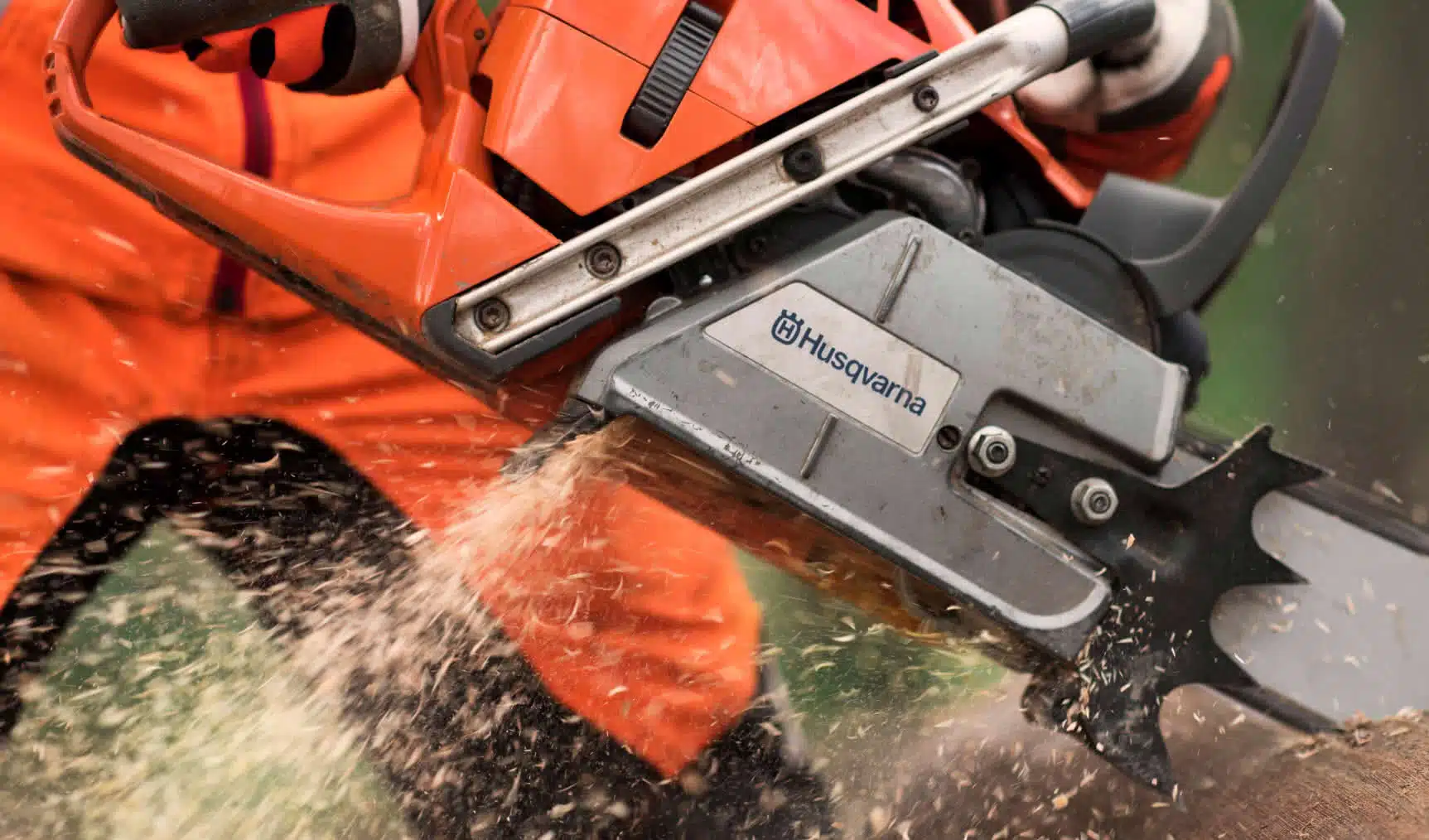 Primer plano de una motosierra Husqvarna cortando madera