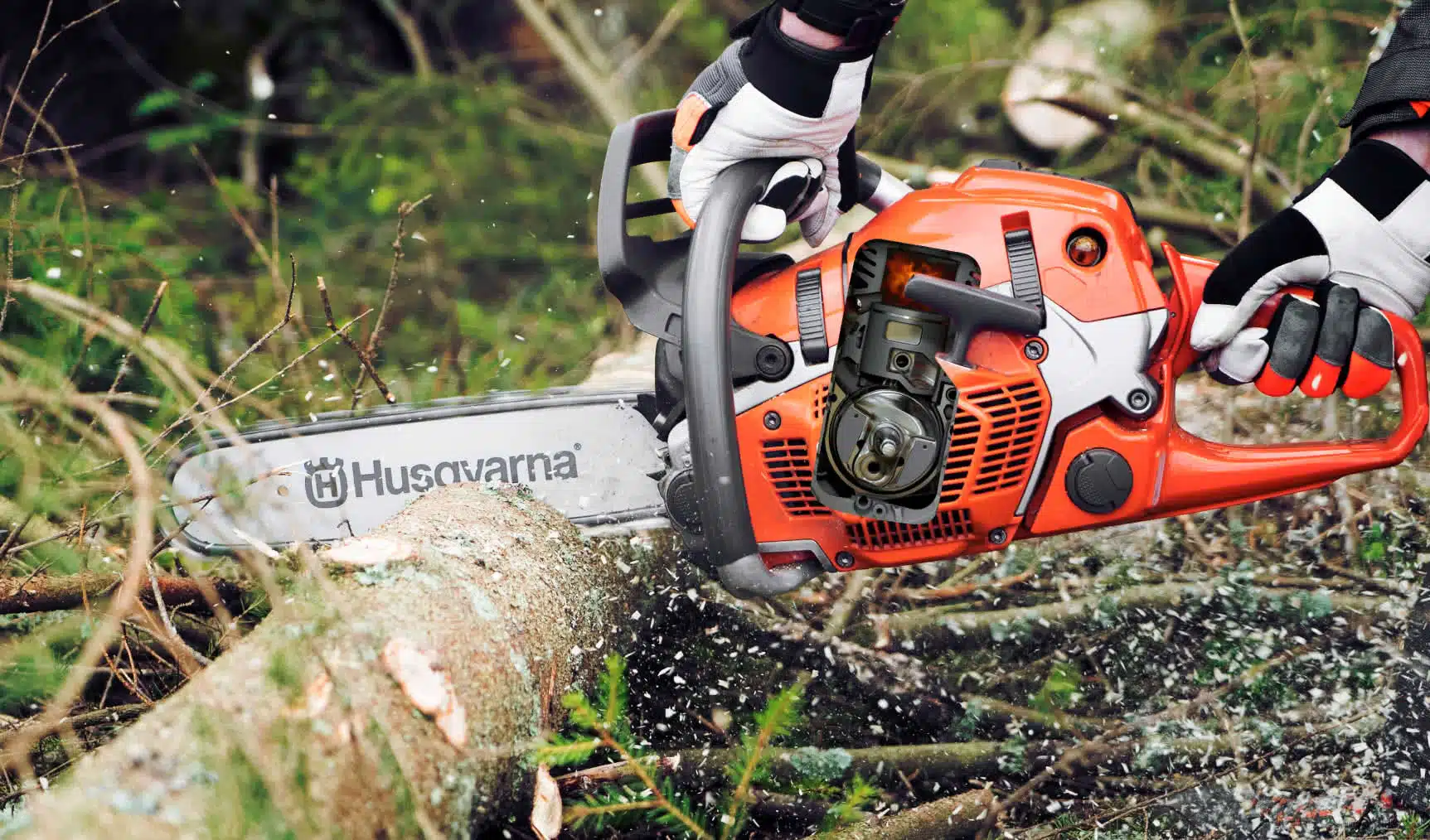Motosierra Husqvarna cortando un tronco